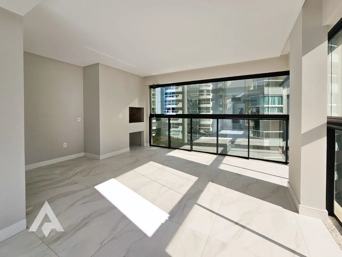 Apartamento quadra mar com 3 suítes à venda por R$ 1.980.000,00 - Bairro Meia Praia - Itapema/SC — foto 4