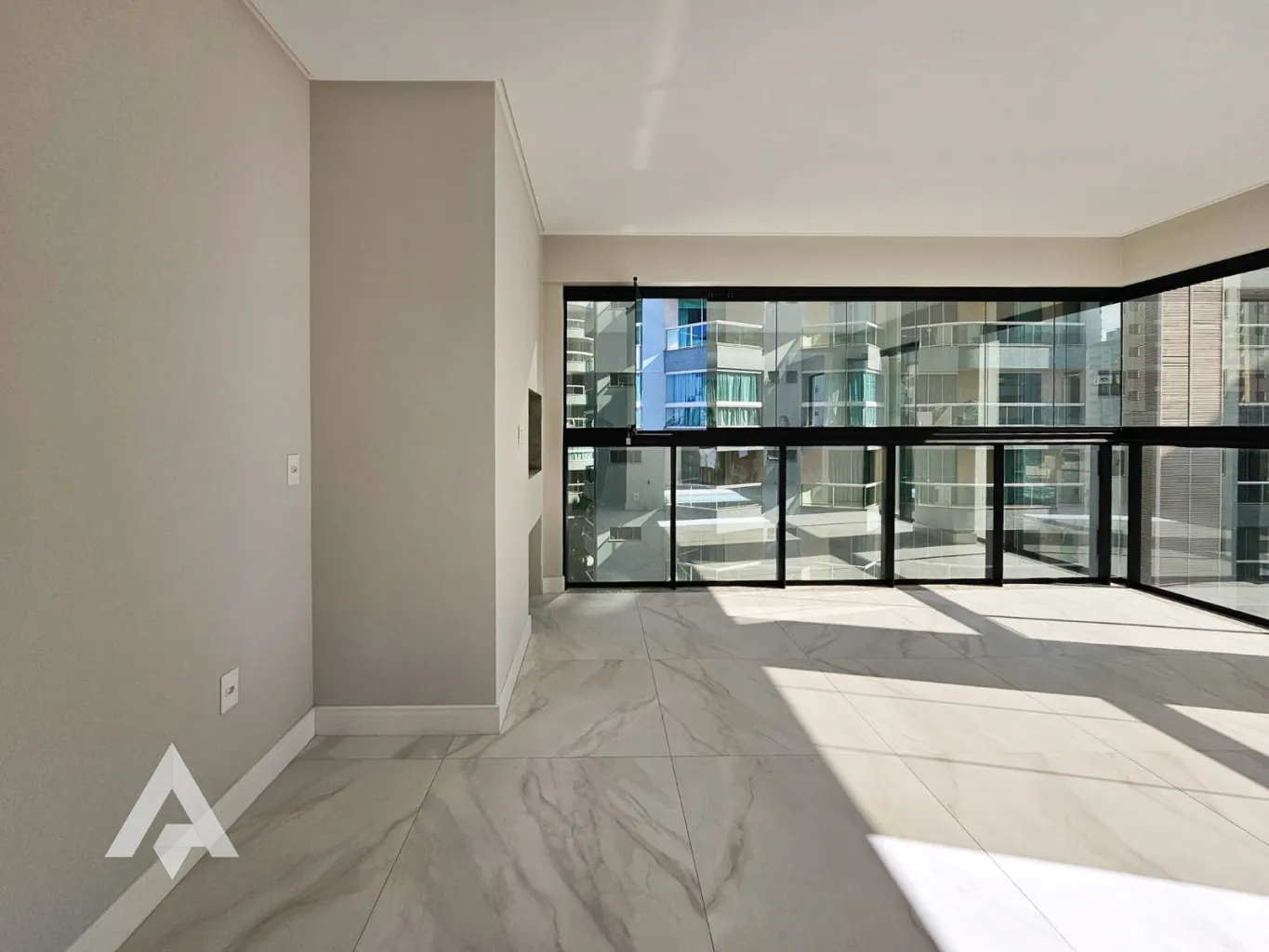 Apartamento quadra mar com 3 suítes à venda por R$ 1.980.000,00 - Bairro Meia Praia - Itapema/SC — foto 5