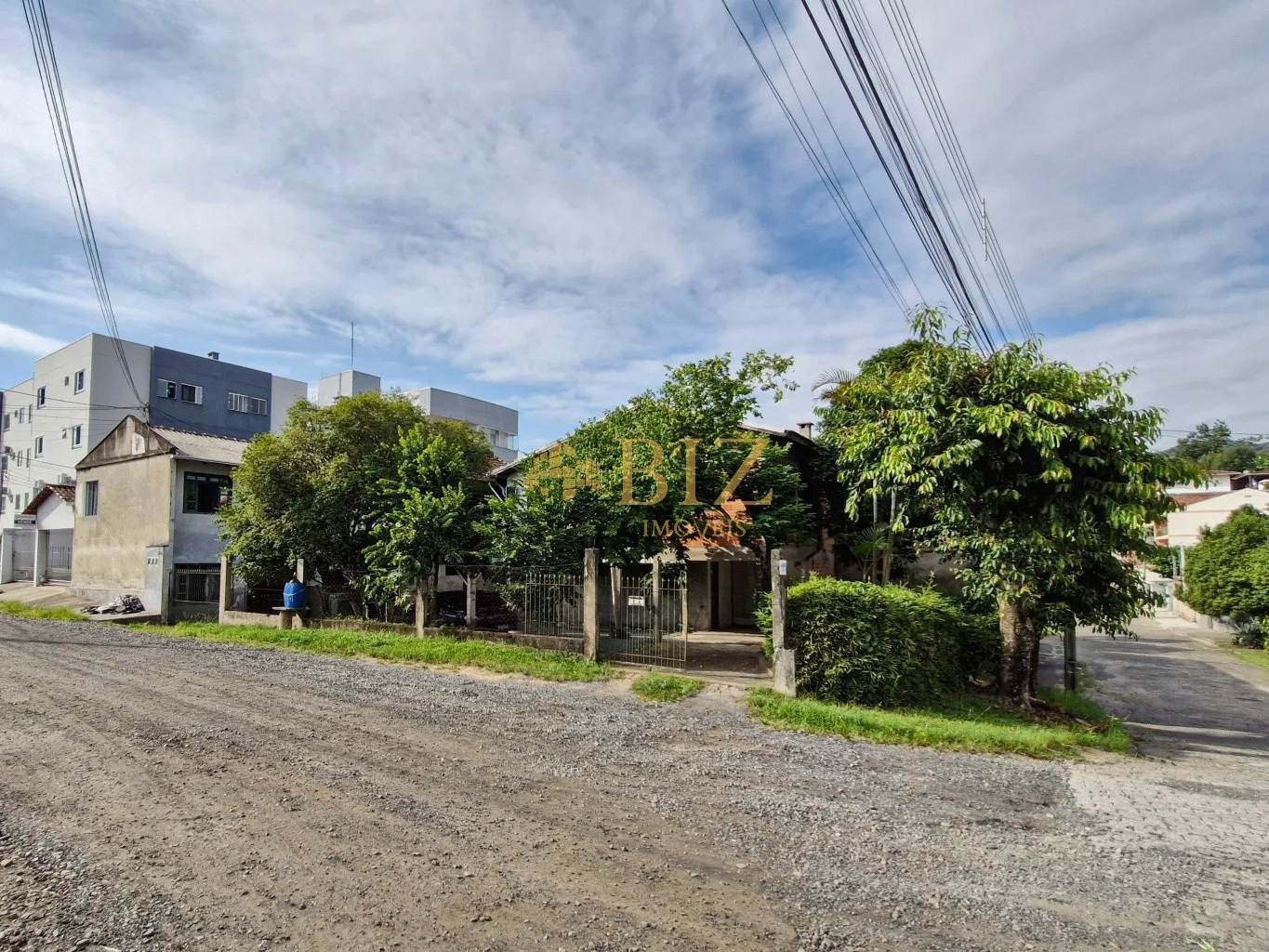 Terreno em ótima localização com 5 unidades prontas para renda extra! - foto 1