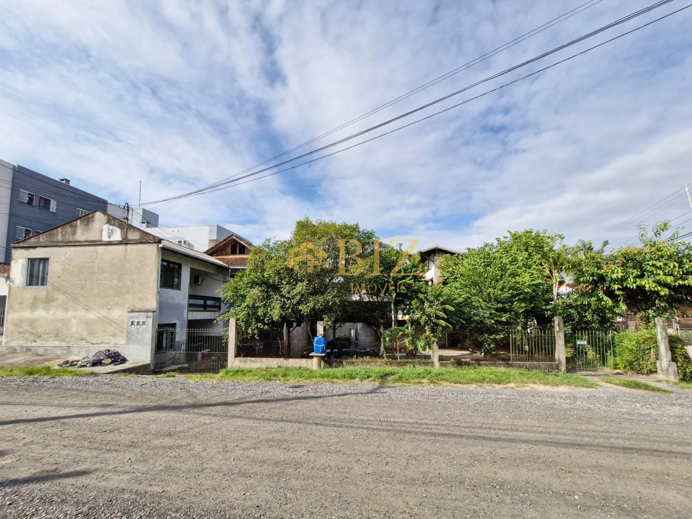 Terreno em ótima localização com 5 unidades prontas para renda extra! — foto 2