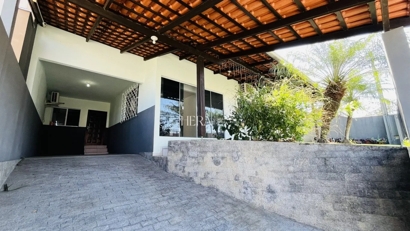 Casa semimobiliado 04 dormitórios no bairro Água Verde em Blumenau! — foto 2