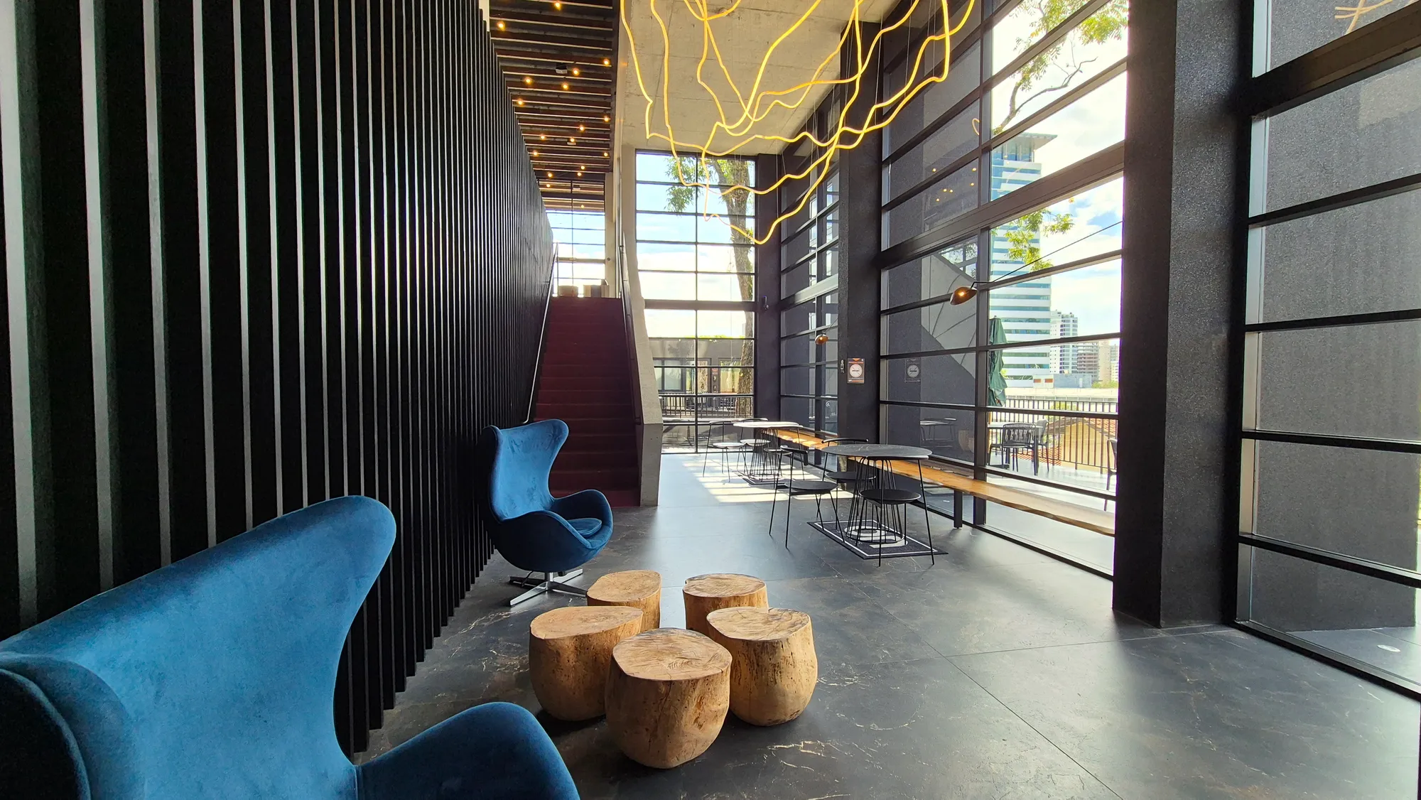 LOFT MOBILIADO COM VAGA AO LADO VILA GERMÂNICA — foto 2