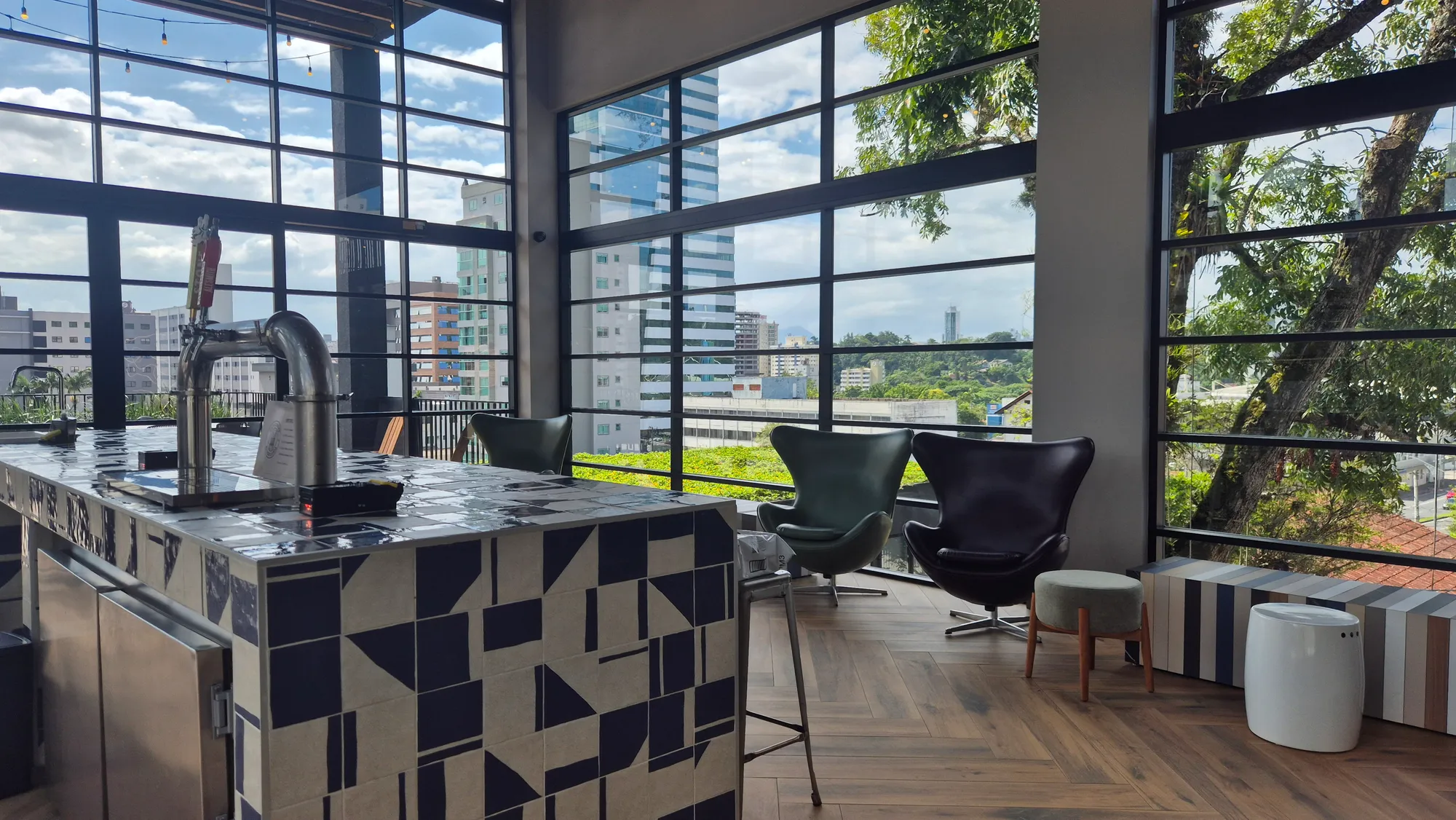 LOFT MOBILIADO COM VAGA AO LADO VILA GERMÂNICA — foto 4