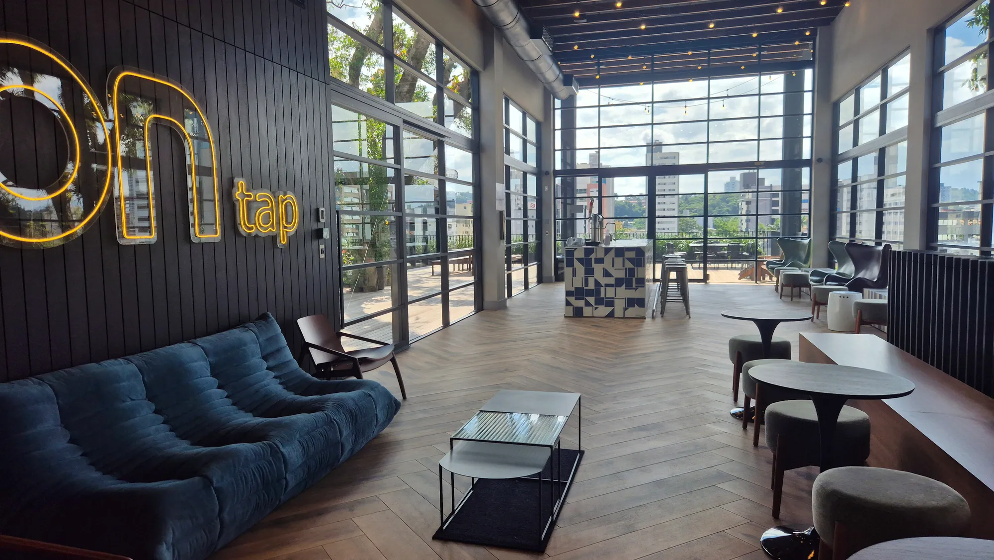 LOFT MOBILIADO COM VAGA AO LADO VILA GERMÂNICA — foto 3