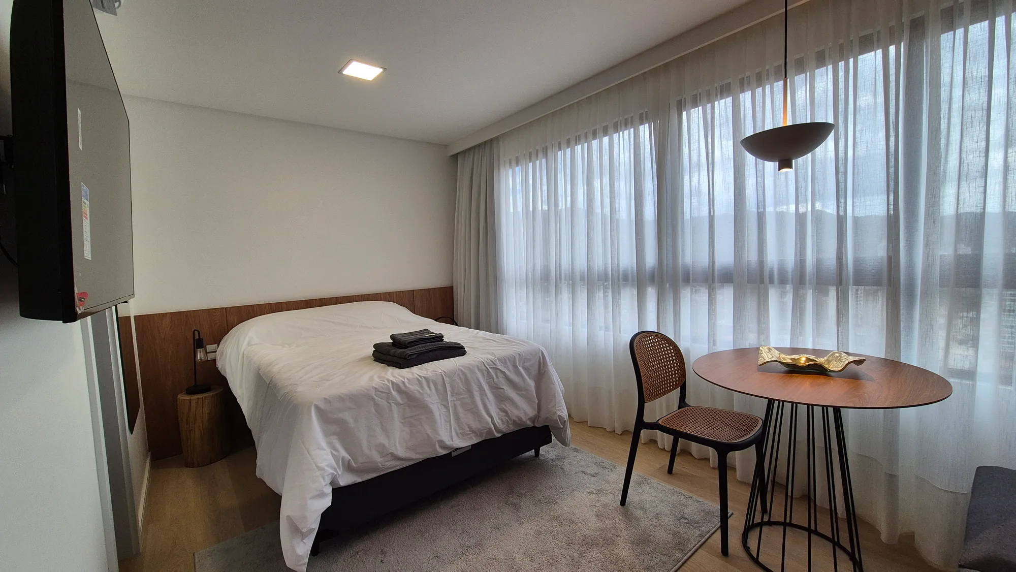 LOFT MOBILIADO AO LADO VILA GERMÂNICA