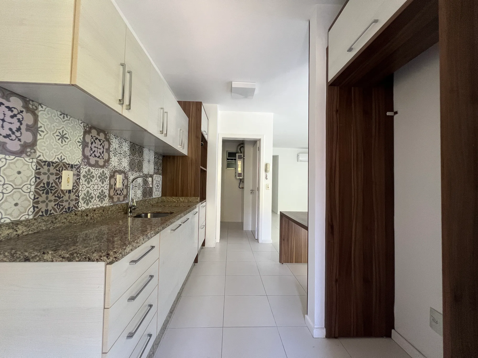 APARTAMENTO 3 SUÍTES SEMIMOBILIADO NO BOM RETIRO