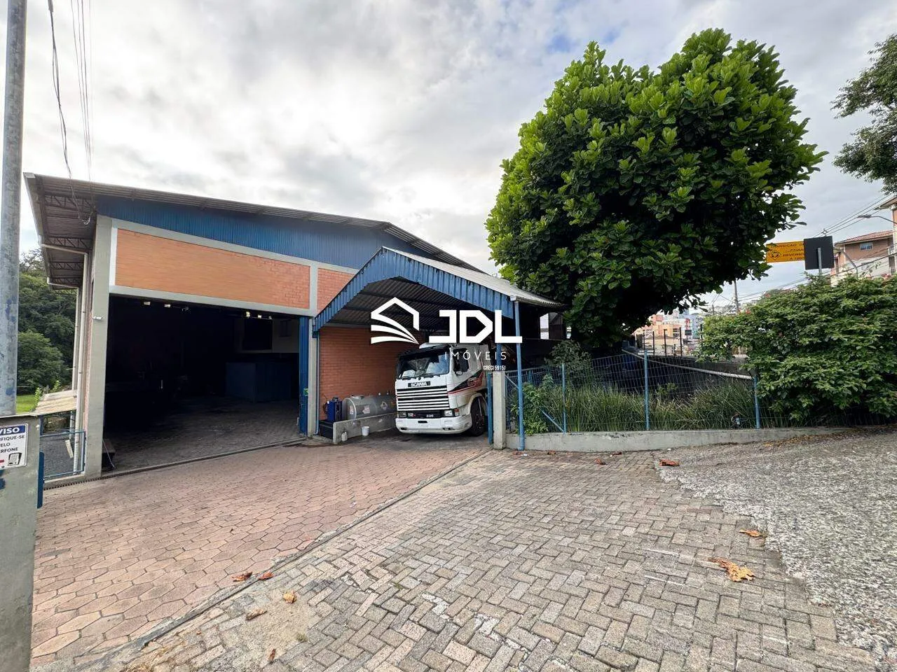 Galpão à venda no bairro Água Verde - foto 1