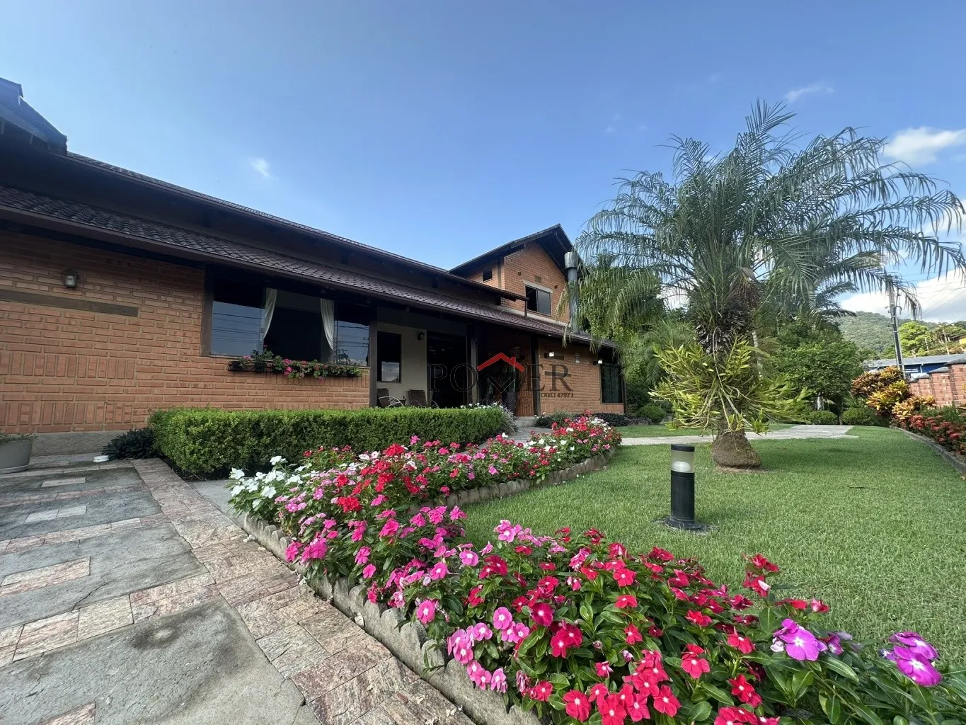 Casa com 523m construídos em terreno de 889,65m, com 4 dormitórios sendo 1 suíte + 1 suíte master, piscina e ótima localização próxima à Rota Enxaimel. - foto 1