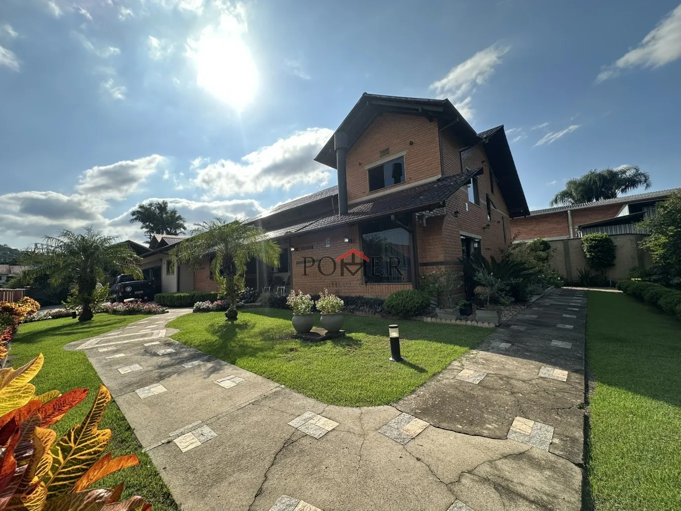 Casa com 523m construídos em terreno de 889,65m, com 4 dormitórios sendo 1 suíte + 1 suíte master, piscina e ótima localização próxima à Rota Enxaimel. — foto 2