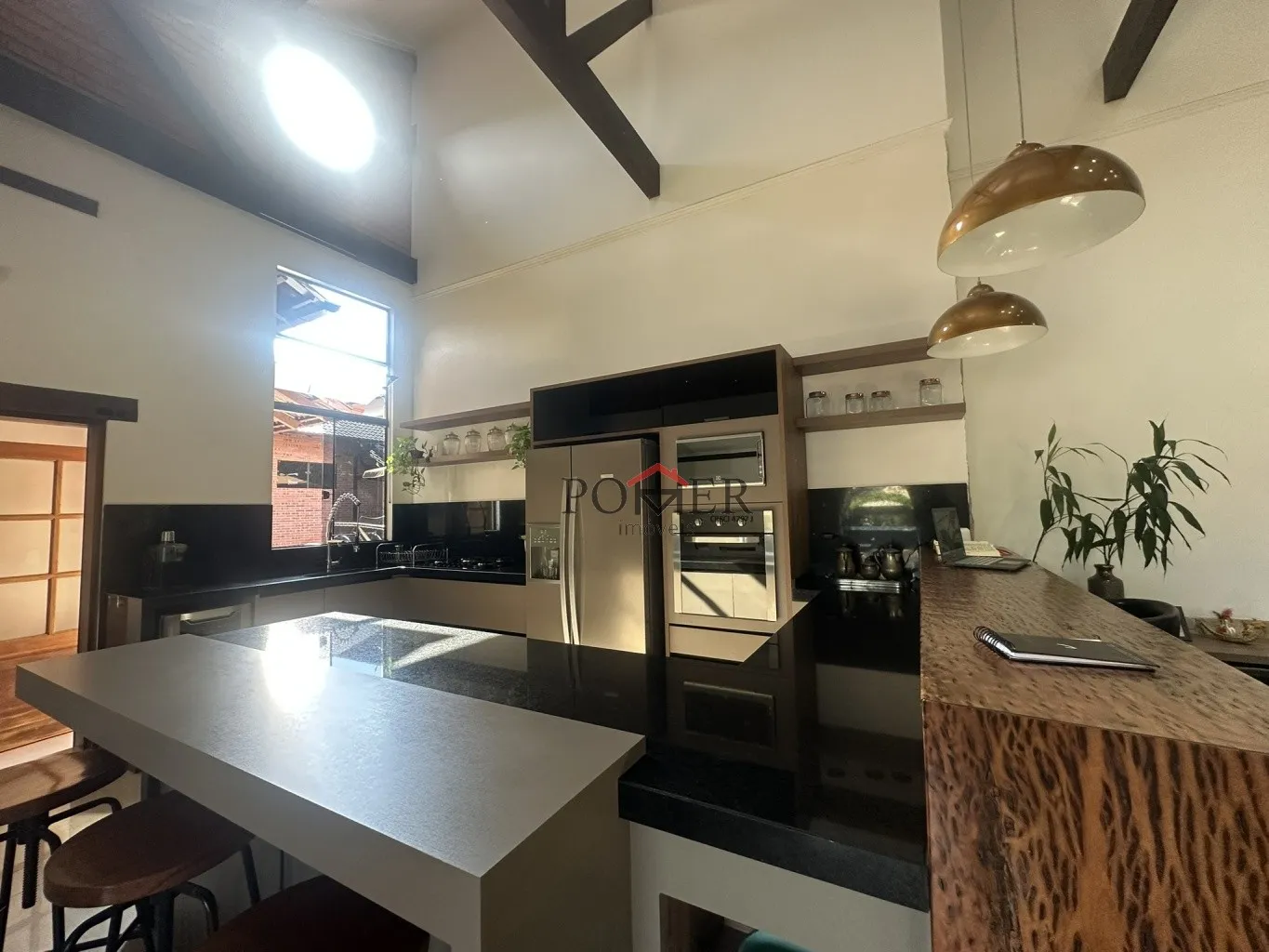 Casa com 523m construídos em terreno de 889,65m, com 4 dormitórios sendo 1 suíte + 1 suíte master, piscina e ótima localização próxima à Rota Enxaimel. — foto 3