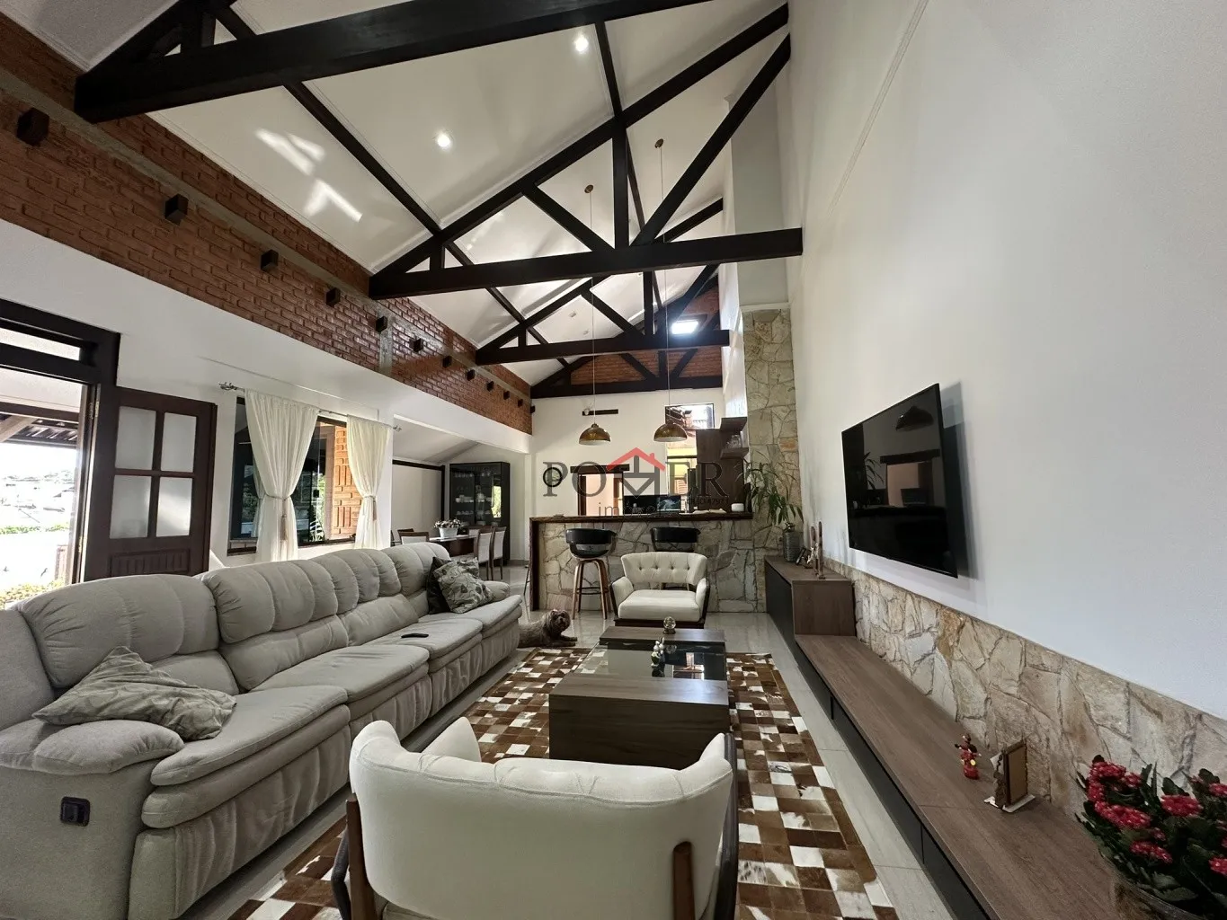 Casa com 523m construídos em terreno de 889,65m, com 4 dormitórios sendo 1 suíte + 1 suíte master, piscina e ótima localização próxima à Rota Enxaimel. — foto 4