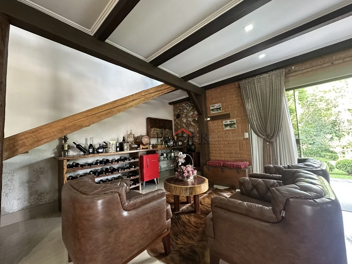 Casa com 523m construídos em terreno de 889,65m, com 4 dormitórios sendo 1 suíte + 1 suíte master, piscina e ótima localização próxima à Rota Enxaimel. — foto 6