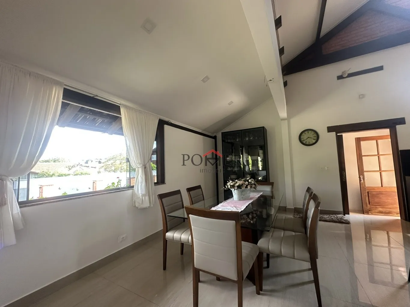 Casa com 523m construídos em terreno de 889,65m, com 4 dormitórios sendo 1 suíte + 1 suíte master, piscina e ótima localização próxima à Rota Enxaimel. — foto 7