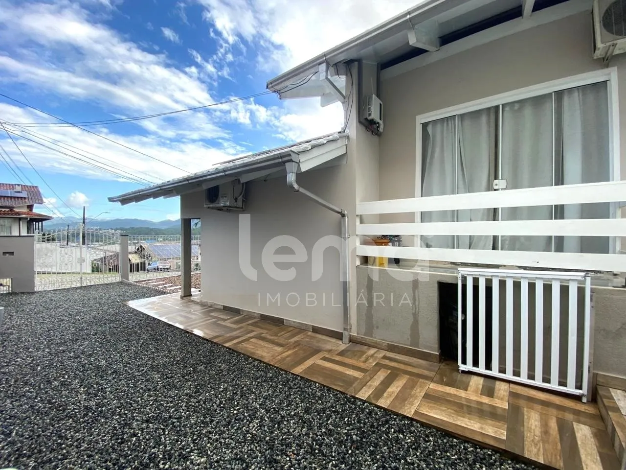 Casa mobiliada e equipada com 3 dormitórios sendo 1 suíte, piscina no bairro Badenfurt em Blumenau. — foto 3