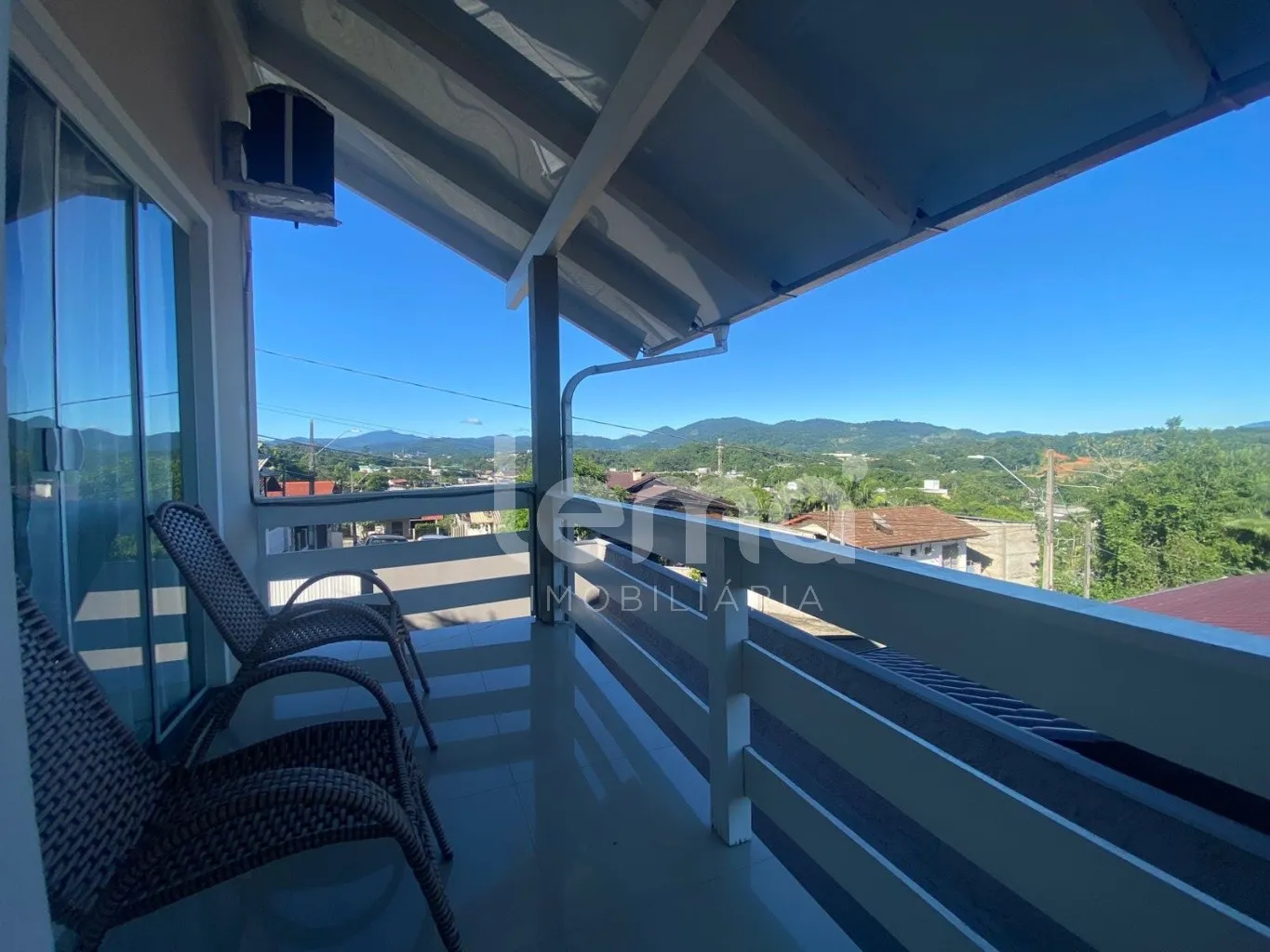 Casa mobiliada e equipada com 3 dormitórios sendo 1 suíte, piscina no bairro Badenfurt em Blumenau. — foto 4