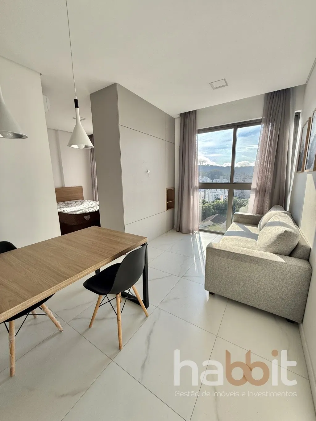 Apartamento mobiliado e decorado com 1 quarto, sacada com churrasqueira e 1 vaga, no Ed Cosmopolitan próximo da Vila Germânica, Furb, terminal de ônibus, mercados e restaurantes. - foto 1