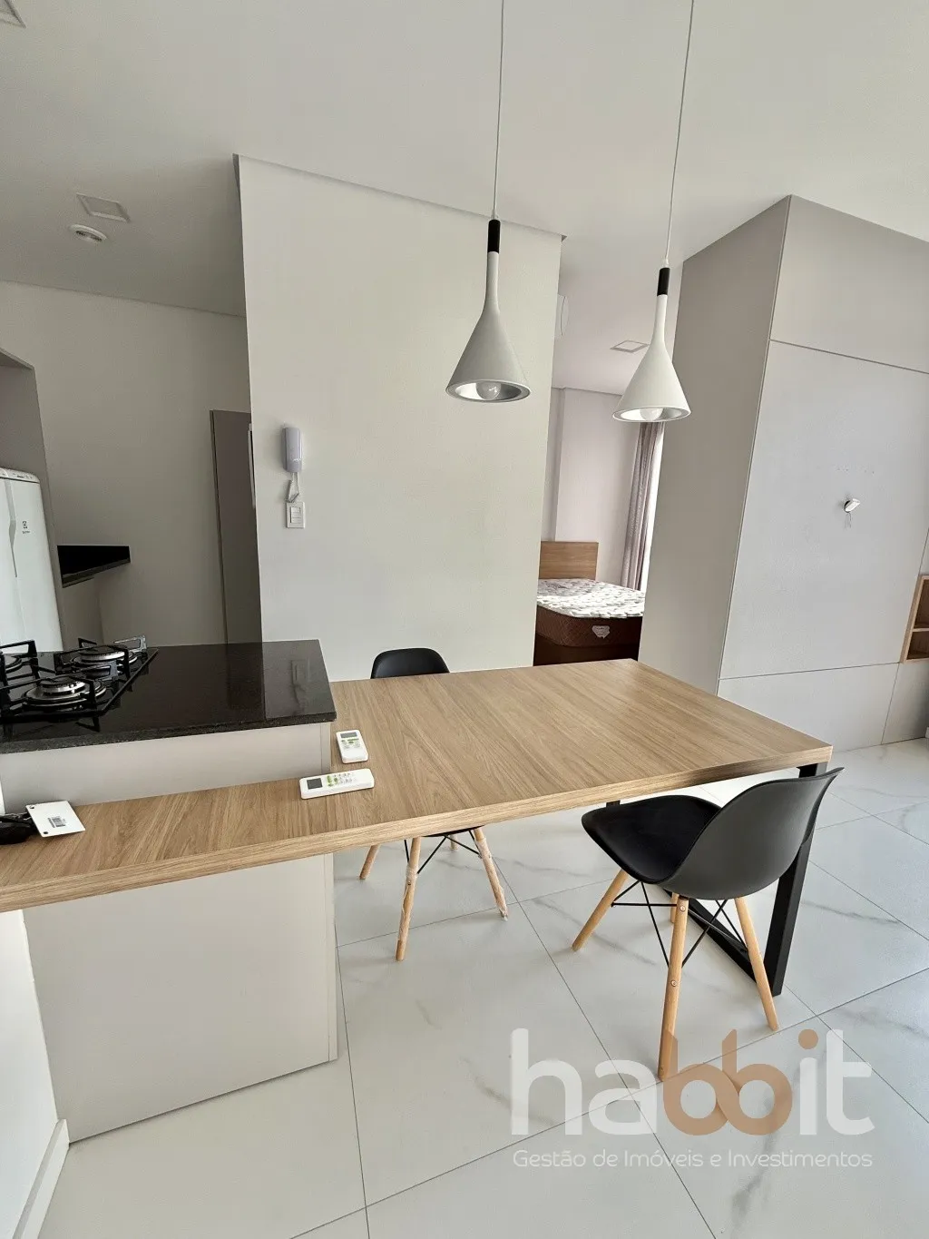 Apartamento mobiliado e decorado com 1 quarto, sacada com churrasqueira e 1 vaga, no Ed Cosmopolitan próximo da Vila Germânica, Furb, terminal de ônibus, mercados e restaurantes. — foto 2