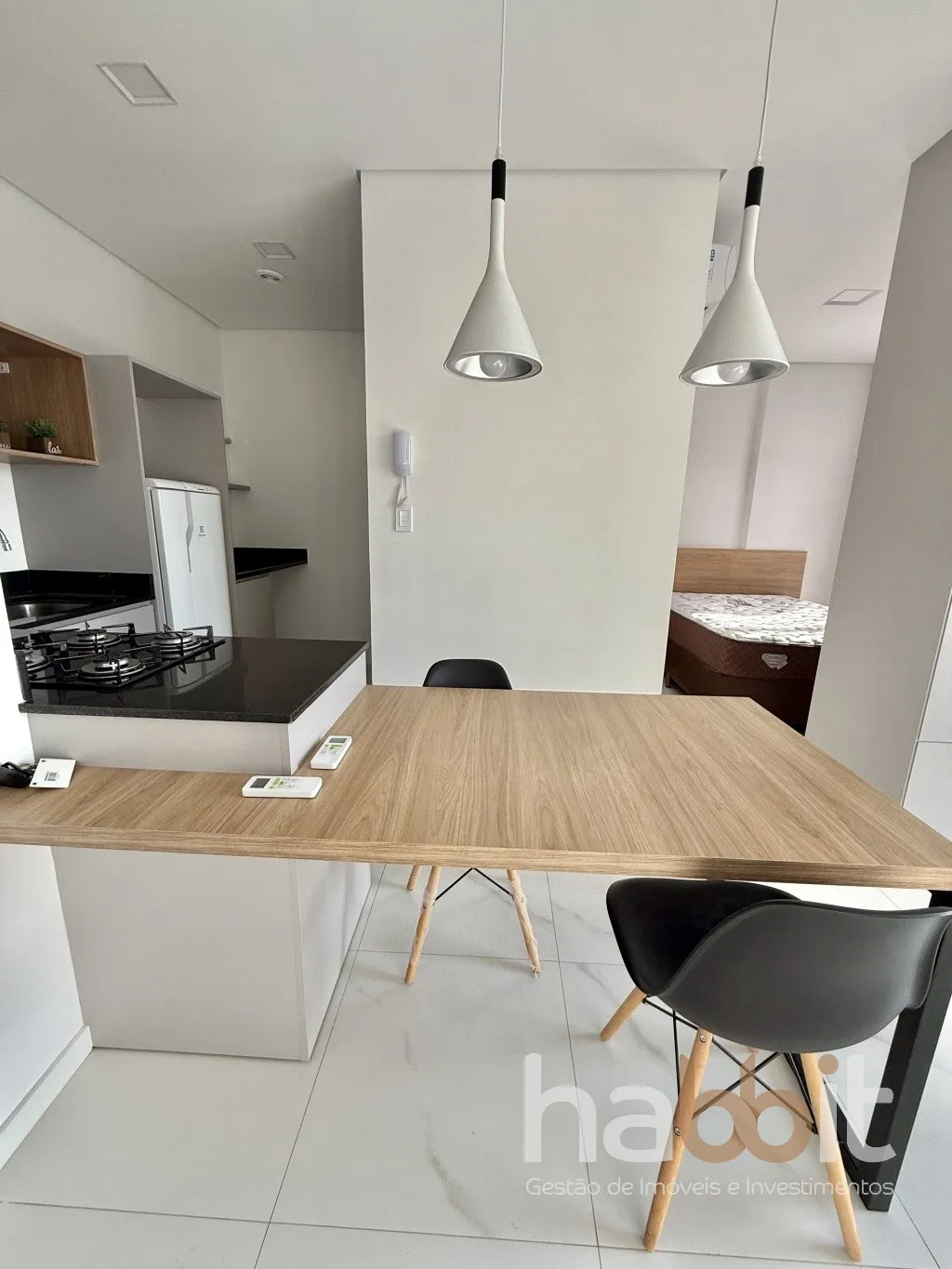 Apartamento mobiliado e decorado com 1 quarto, sacada com churrasqueira e 1 vaga, no Ed Cosmopolitan próximo da Vila Germânica, Furb, terminal de ônibus, mercados e restaurantes. — foto 3