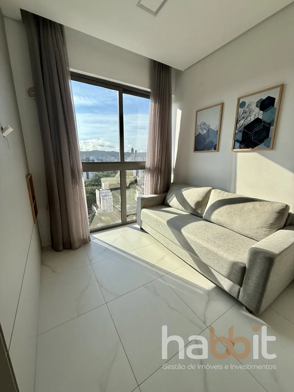 Apartamento mobiliado e decorado com 1 quarto, sacada com churrasqueira e 1 vaga, no Ed Cosmopolitan próximo da Vila Germânica, Furb, terminal de ônibus, mercados e restaurantes. — foto 4