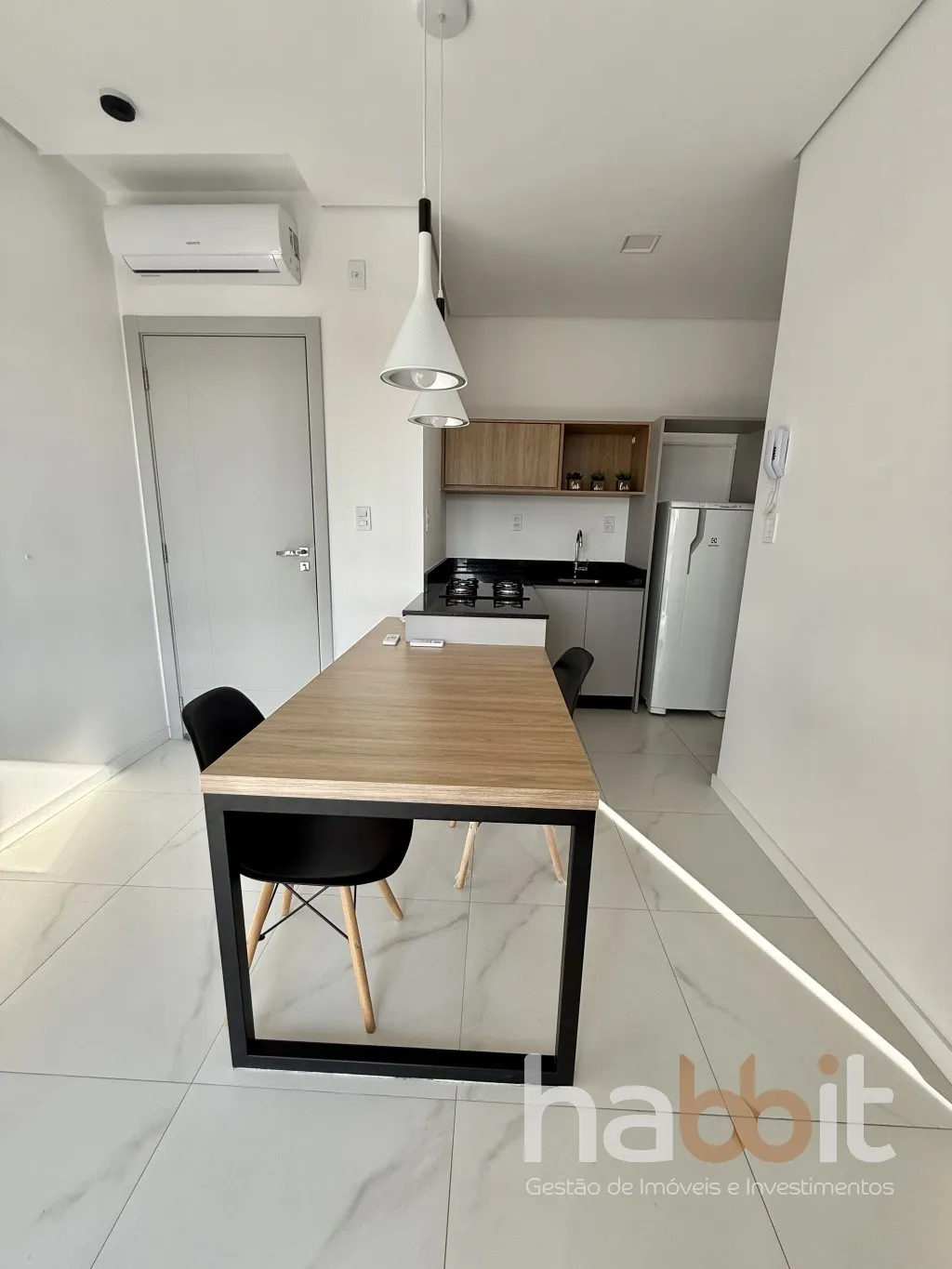 Apartamento mobiliado e decorado com 1 quarto, sacada com churrasqueira e 1 vaga, no Ed Cosmopolitan próximo da Vila Germânica, Furb, terminal de ônibus, mercados e restaurantes. — foto 5