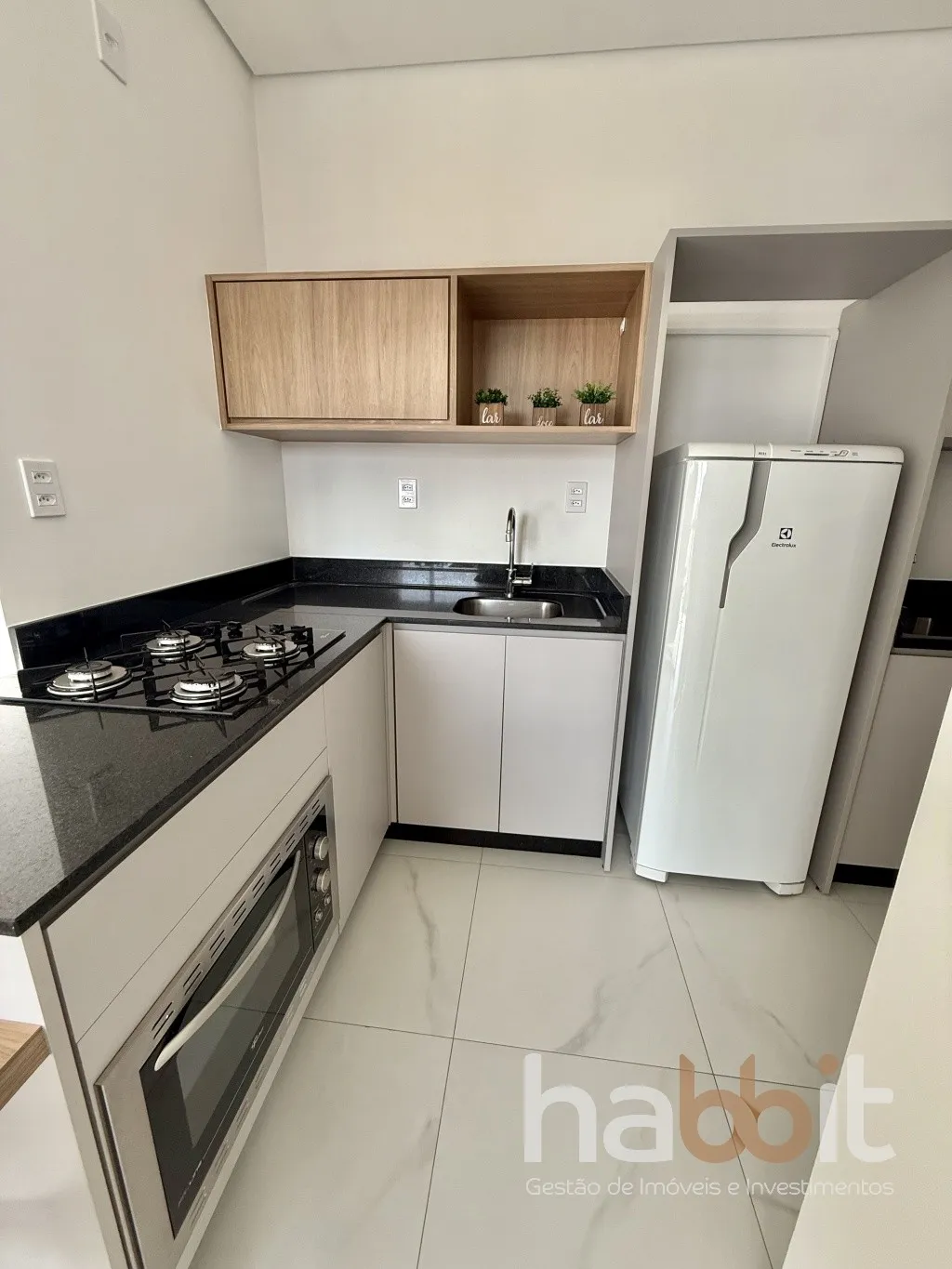 Apartamento mobiliado e decorado com 1 quarto, sacada com churrasqueira e 1 vaga, no Ed Cosmopolitan próximo da Vila Germânica, Furb, terminal de ônibus, mercados e restaurantes. — foto 6