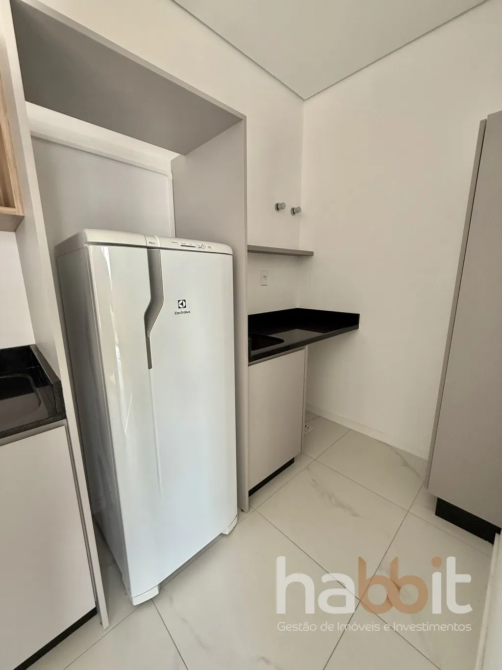 Apartamento mobiliado e decorado com 1 quarto, sacada com churrasqueira e 1 vaga, no Ed Cosmopolitan próximo da Vila Germânica, Furb, terminal de ônibus, mercados e restaurantes. — foto 7