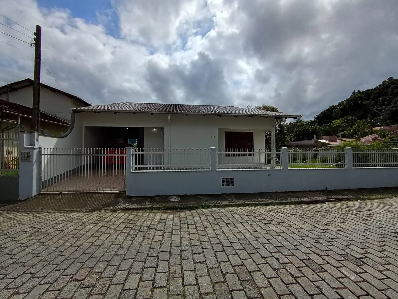 Casa de 03 dormitórios sendo 01 suíte com closet e 03 banheiros no bairro Garcia em Blumenau SC. - foto 1