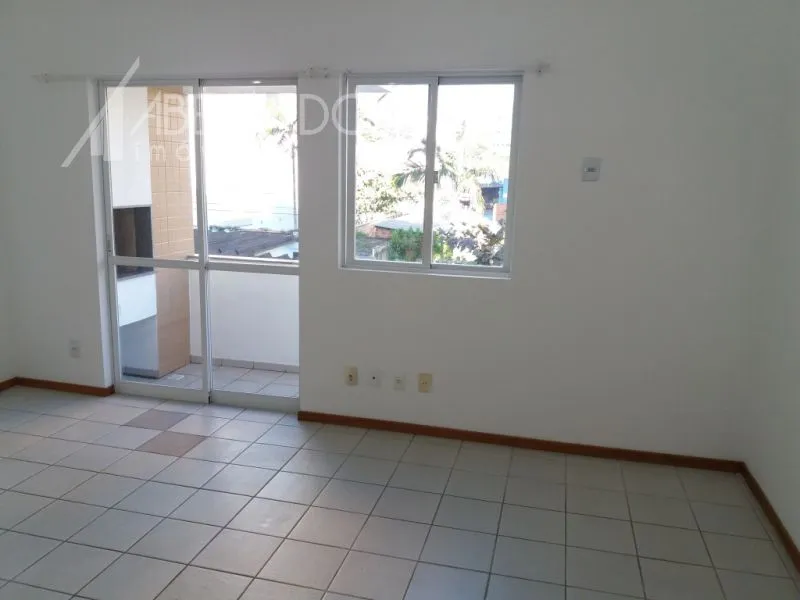 APARTAMENTO COM UM DORMITÓRIOS, UMA VAGA DE GARAGEM, SACADA COM CHURRASQUEIRA, PRÓXIMO À FURB - BAIRRO ITOUPAVA SECA — foto 3