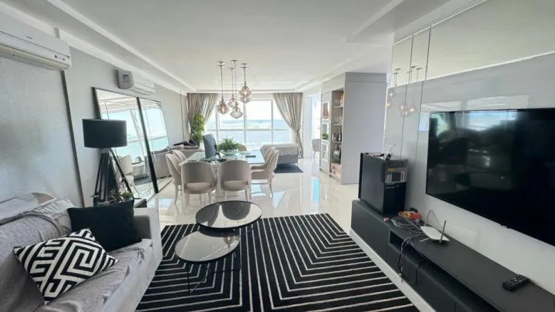 APARTAMENTO MOBILIADO, FRENTE MAR, COM QUATRO SUÍTES E TRÊS VAGAS DE GARAGEM - EM MEIA PRAIA/ITAPEMA - foto 1