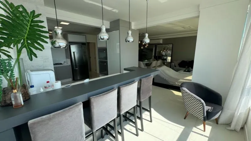 APARTAMENTO MOBILIADO, FRENTE MAR, COM QUATRO SUÍTES E TRÊS VAGAS DE GARAGEM - EM MEIA PRAIA/ITAPEMA — foto 4