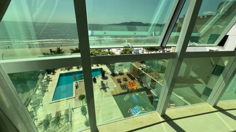 APARTAMENTO MOBILIADO, FRENTE MAR, COM QUATRO SUÍTES E TRÊS VAGAS DE GARAGEM - EM MEIA PRAIA/ITAPEMA — foto 7