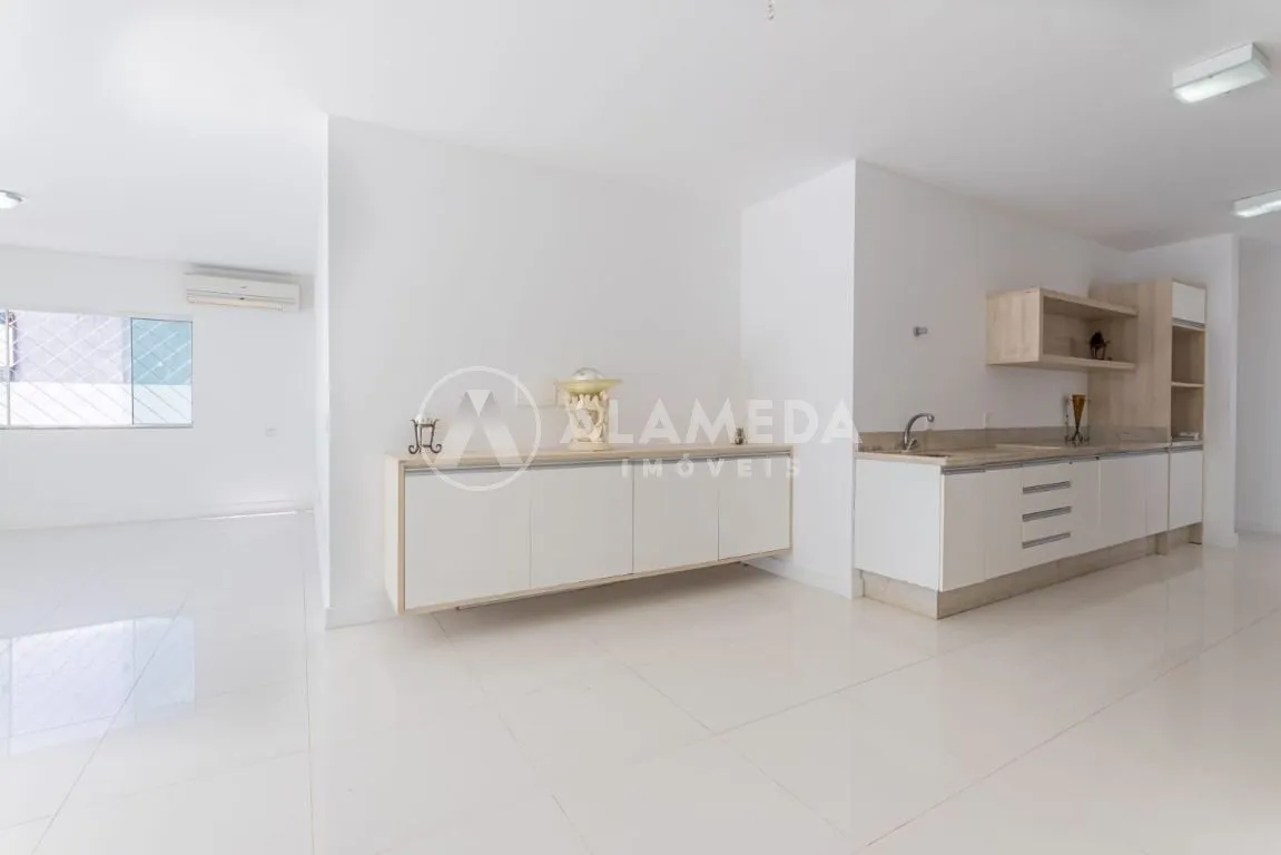 CASA SEMIMOBILIADA À VENDA NA PRAIA DOS AMORES EM BALNEÁRIO CAMBORIÚ! - foto 1