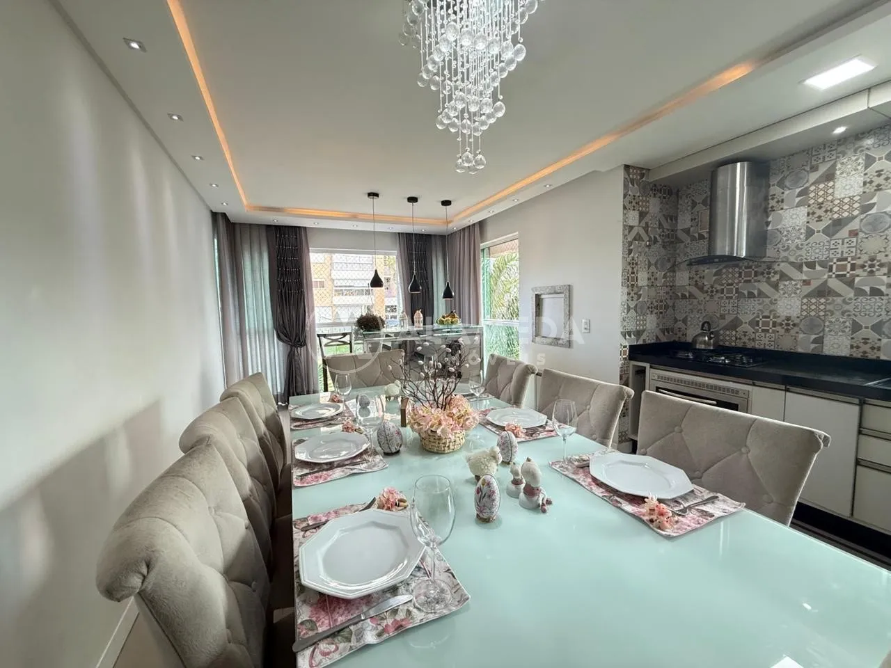 Apartamento de alto padrão com 102m, totalmente mobiliado - permanece tudo, inclusive eletrodomésticos. Imóvel com pintura nova, pronto para morar. - foto 1