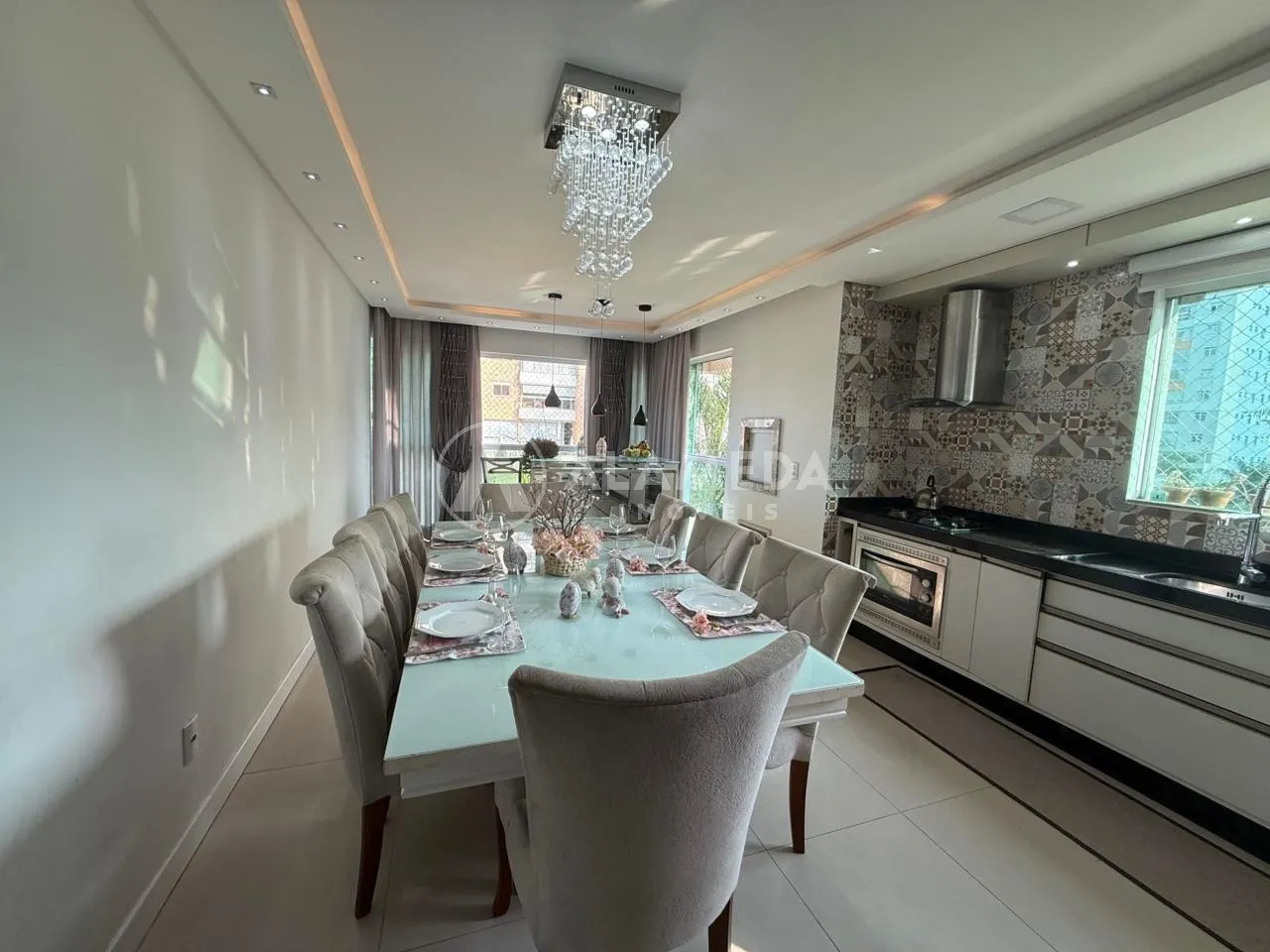 Apartamento de alto padrão com 102m, totalmente mobiliado - permanece tudo, inclusive eletrodomésticos. Imóvel com pintura nova, pronto para morar. — foto 2