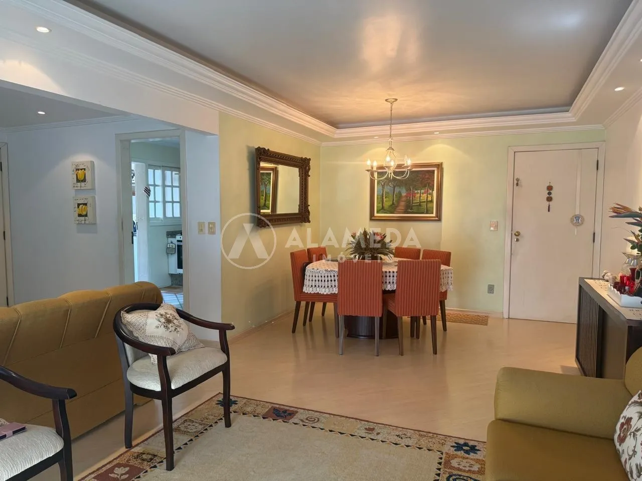 Apartamento no bairro Centro. O apartamento possuí 2 dormitórios sendo uma suíte mais dois quartos, duas salas integradas com a sacada, cozinha e lavação separadas, 2 vagas de garagem paralelas e de melhor acesso, mais um depósito. - foto 1