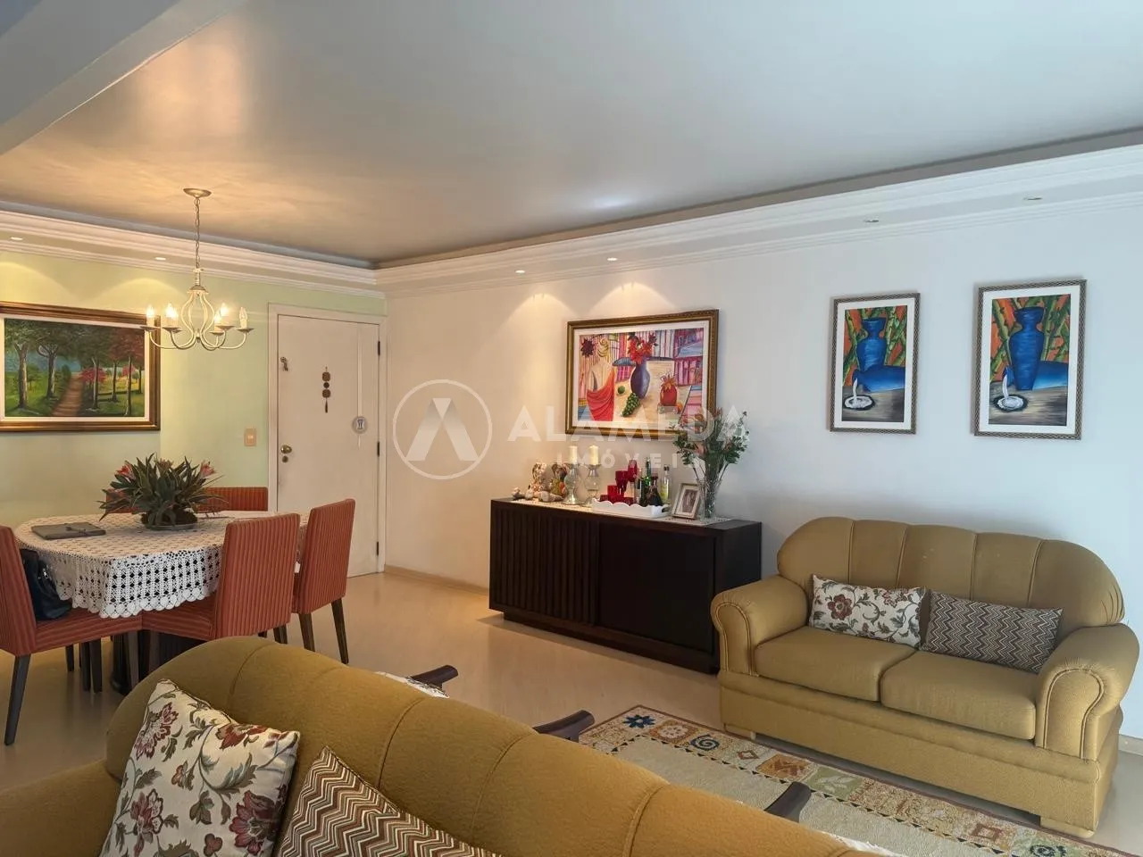Apartamento no bairro Centro. O apartamento possuí 2 dormitórios sendo uma suíte mais dois quartos, duas salas integradas com a sacada, cozinha e lavação separadas, 2 vagas de garagem paralelas e de melhor acesso, mais um depósito. — foto 2