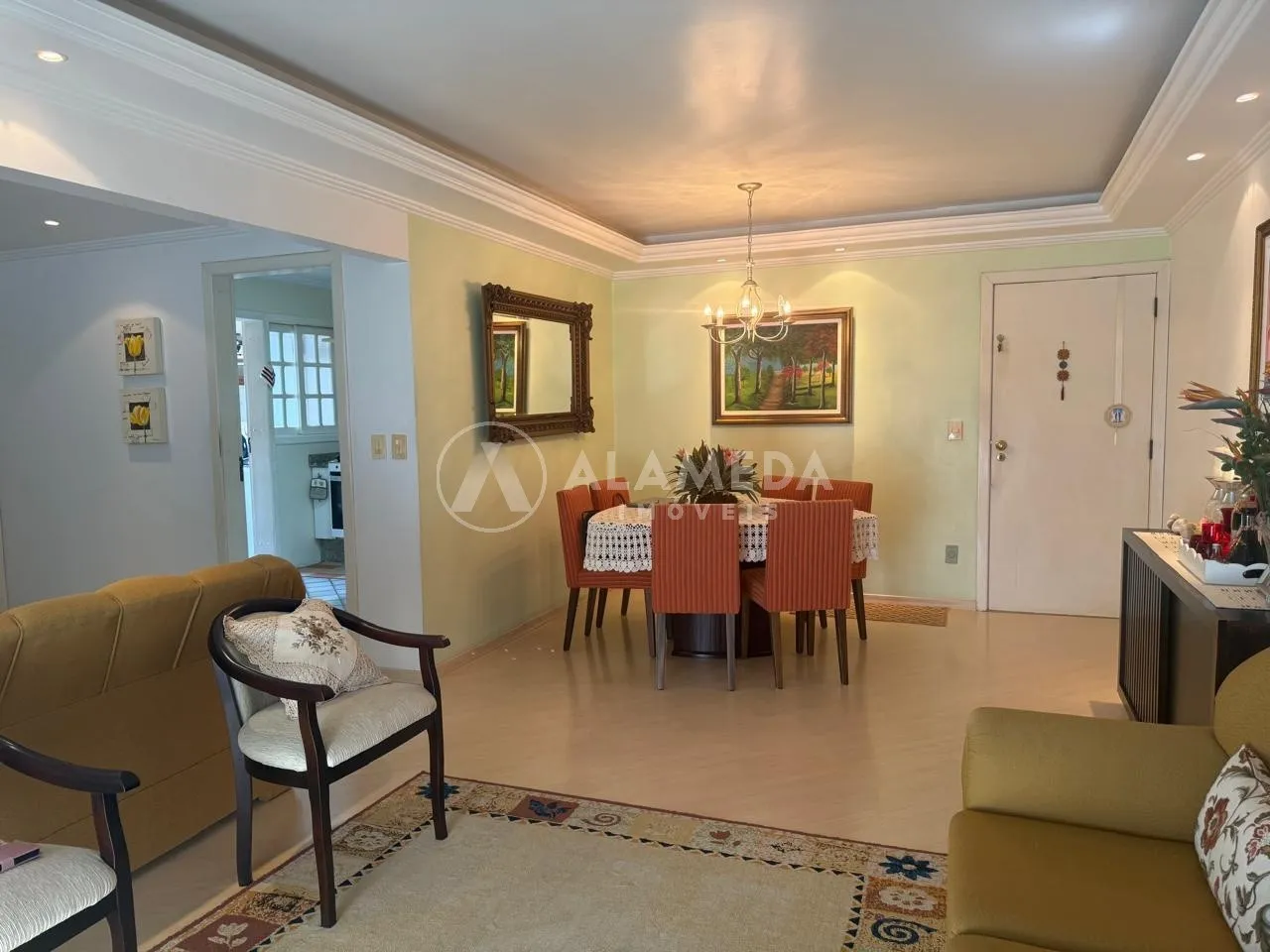 Apartamento no bairro Centro. O apartamento possuí 2 dormitórios sendo uma suíte mais dois quartos, duas salas integradas com a sacada, cozinha e lavação separadas, 2 vagas de garagem paralelas e de melhor acesso, mais um depósito. — foto 3