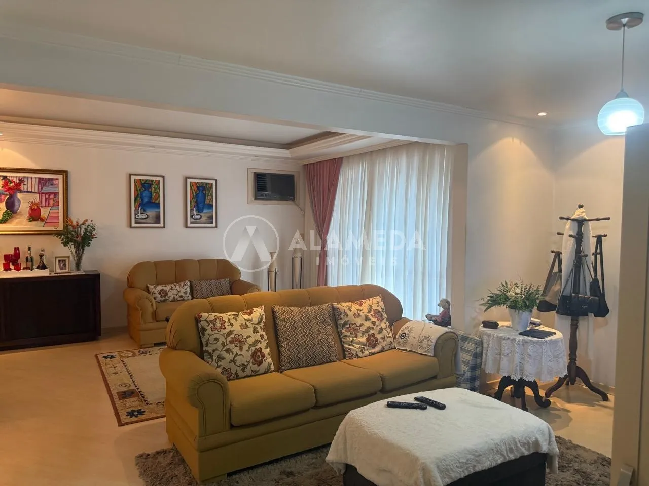 Apartamento no bairro Centro. O apartamento possuí 2 dormitórios sendo uma suíte mais dois quartos, duas salas integradas com a sacada, cozinha e lavação separadas, 2 vagas de garagem paralelas e de melhor acesso, mais um depósito. — foto 4