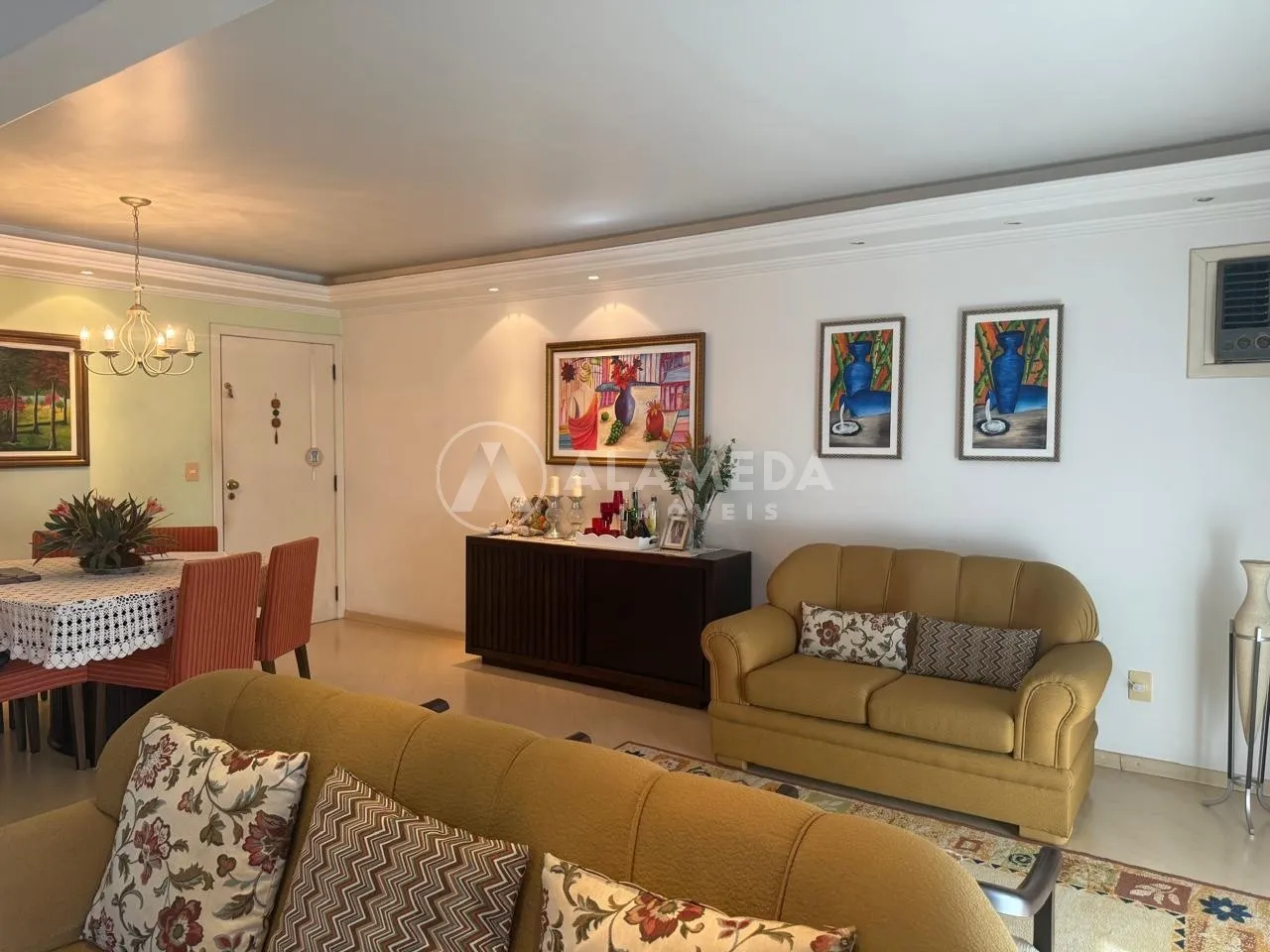 Apartamento no bairro Centro. O apartamento possuí 2 dormitórios sendo uma suíte mais dois quartos, duas salas integradas com a sacada, cozinha e lavação separadas, 2 vagas de garagem paralelas e de melhor acesso, mais um depósito. — foto 5