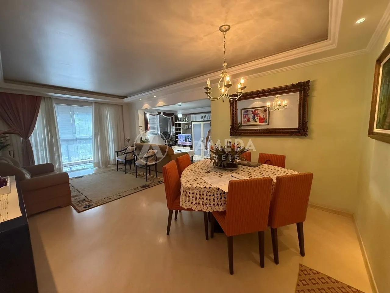 Apartamento no bairro Centro. O apartamento possuí 2 dormitórios sendo uma suíte mais dois quartos, duas salas integradas com a sacada, cozinha e lavação separadas, 2 vagas de garagem paralelas e de melhor acesso, mais um depósito. — foto 6