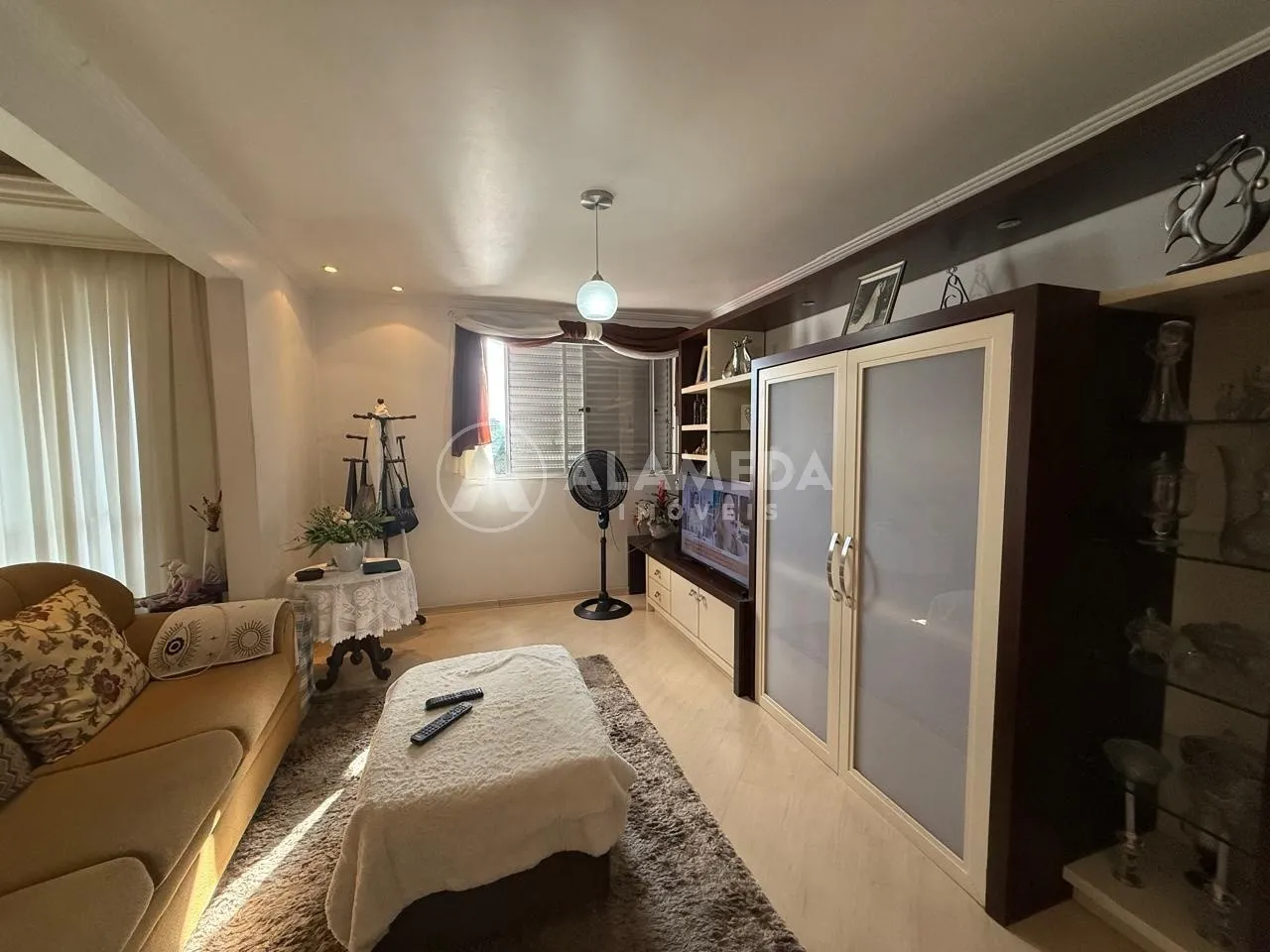 Apartamento no bairro Centro. O apartamento possuí 2 dormitórios sendo uma suíte mais dois quartos, duas salas integradas com a sacada, cozinha e lavação separadas, 2 vagas de garagem paralelas e de melhor acesso, mais um depósito. — foto 7