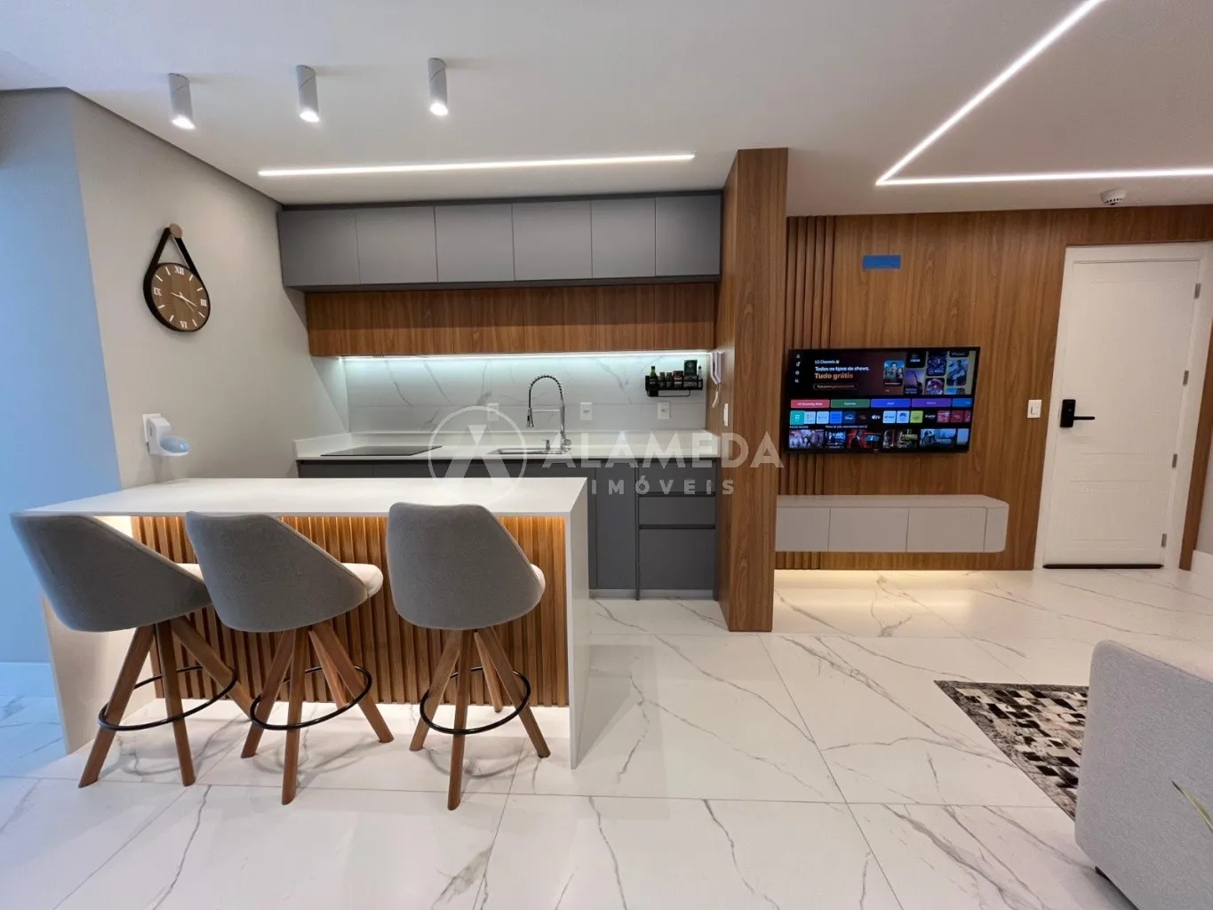 Apartamento QUADRA MAR mobiliado e decorado no bairro Itacolomi em Balneário Piçarras a 50 metros da praia! - foto 1