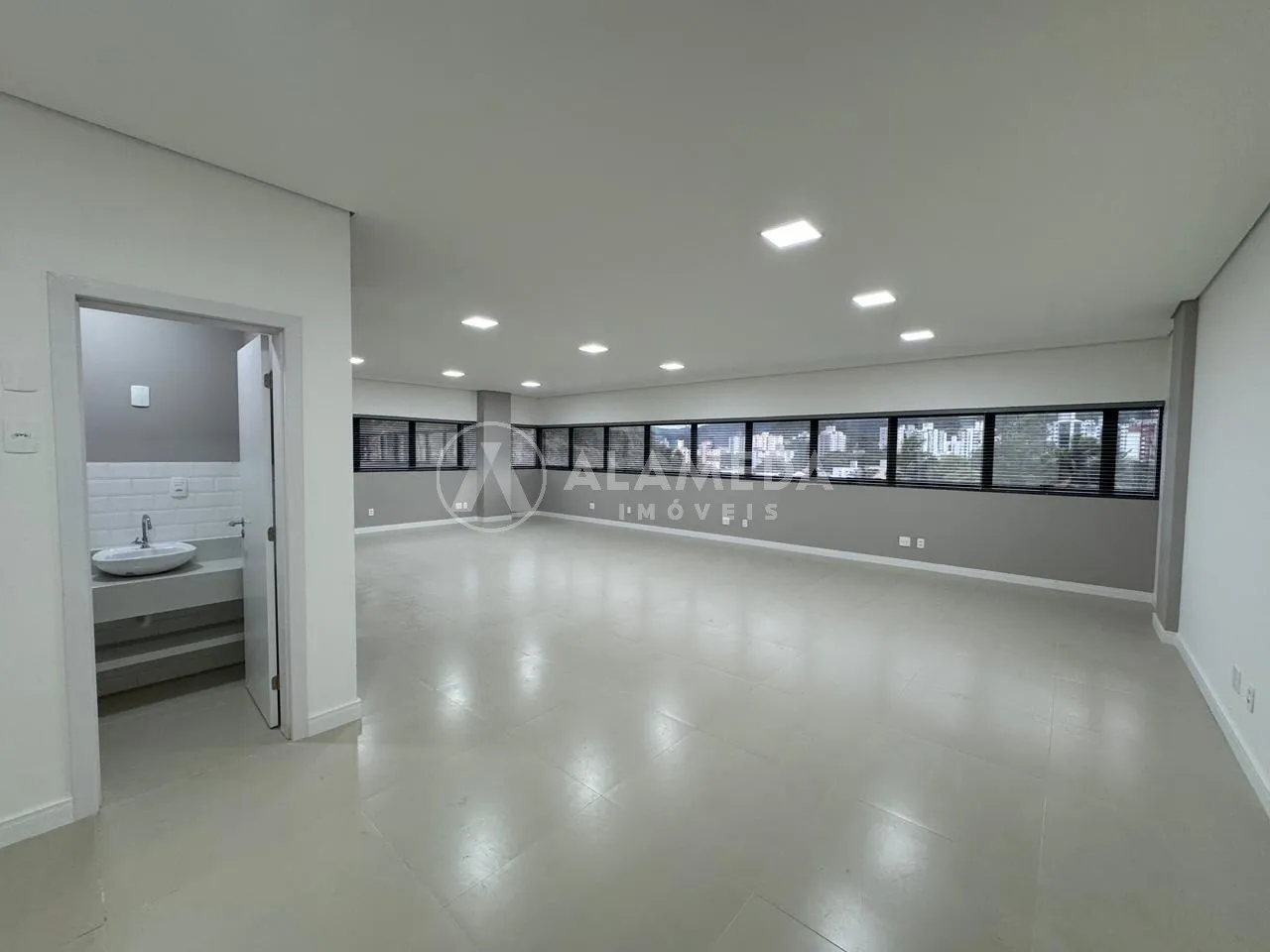 Excelente Sala Comercial nova, de 96m2 no Bairro Garcia em Blumenau! - foto 1