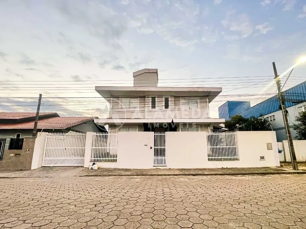 CASA DE ALTO PADRÃO À VENDA EM GASPAR - foto 1