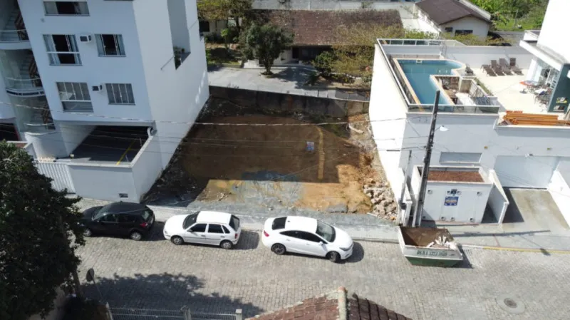 Terreno na Vila Nova, livre de enchentes, medindo 300 m, sendo 15 metros de Frente e 20 metros de profundidade (Ref: 9751) - foto 1