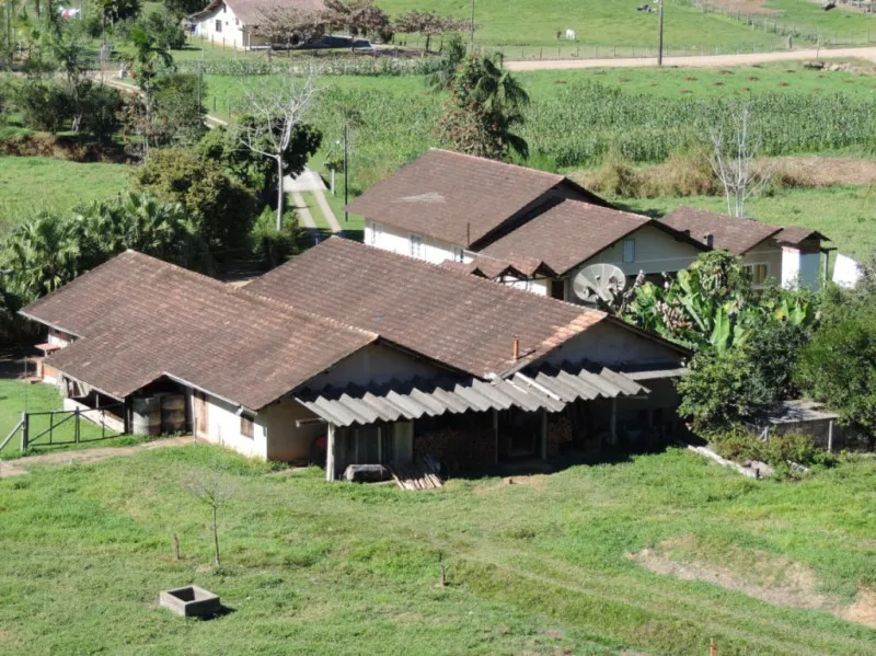 Belíssimo Sítio em Pomerode, Vale do Selke com área de 93.685 metros quadrados, com casa de alvenaria e rancho, 2 lagoas, área de pastagem . — foto 2