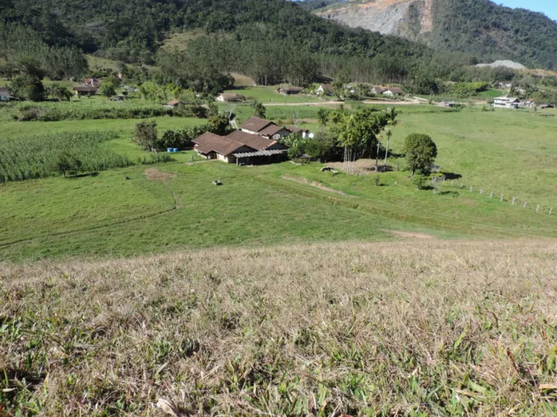 Belíssimo Sítio em Pomerode, Vale do Selke com área de 93.685 metros quadrados, com casa de alvenaria e rancho, 2 lagoas, área de pastagem . — foto 3