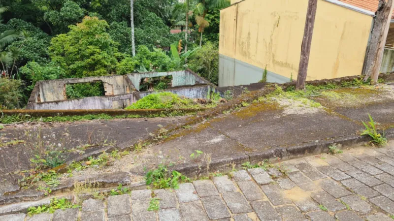 Terreno localizado no Bairro do Salto na Cidade de Blumenau, próximo a antiga Fábrica de Cristais Hering, Floricultura Paraíso. Rua com Calçamento, em loteamento e área residencial e totalmente livre de enchentes com 525,00 m , com 15 metros de frente. - foto 1