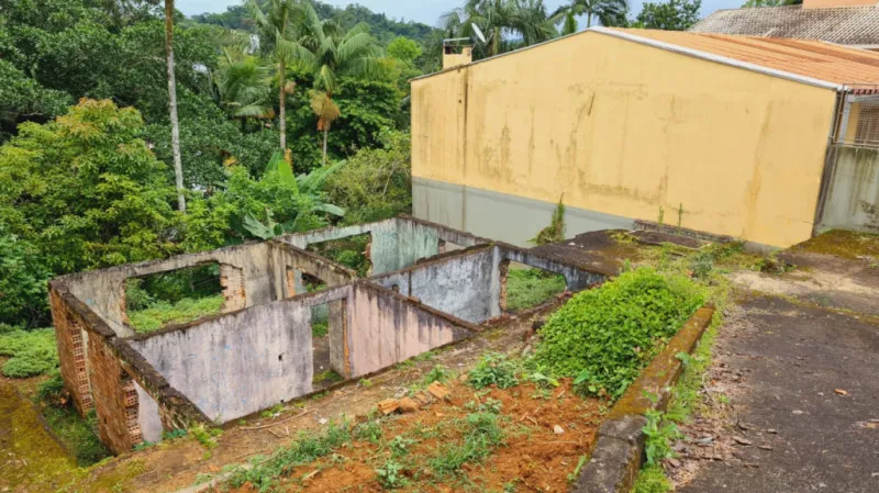Terreno localizado no Bairro do Salto na Cidade de Blumenau, próximo a antiga Fábrica de Cristais Hering, Floricultura Paraíso. Rua com Calçamento, em loteamento e área residencial e totalmente livre de enchentes com 525,00 m , com 15 metros de frente. — foto 2
