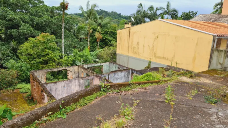Terreno localizado no Bairro do Salto na Cidade de Blumenau, próximo a antiga Fábrica de Cristais Hering, Floricultura Paraíso. Rua com Calçamento, em loteamento e área residencial e totalmente livre de enchentes com 525,00 m , com 15 metros de frente. — foto 3